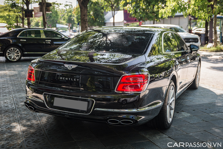 Ở phần ngoại thất, Bentley Flying Spur V8 đời 2020 sở hữu lưới tản nhiệt cỡ lớn với những thanh xếp dọc mạ chrome. Hệ thống đèn pha với công nghệ LED pha lê đẹp mắt, giống với chiếc coupe thể thao Continental GT. Logo hãng xe “Bentley” quen thuộc đặt tại đầu phía trên lưới tản nhiệt.