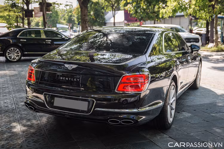 Ở phần ngoại thất, Bentley Flying Spur V8 đời 2020 sở hữu lưới tản nhiệt cỡ lớn với những thanh xếp dọc mạ chrome. Hệ thống đèn pha với công nghệ LED pha lê đẹp mắt, giống với chiếc coupe thể thao Continental GT. Logo hãng xe “Bentley” quen thuộc đặt tại đầu phía trên lưới tản nhiệt.
