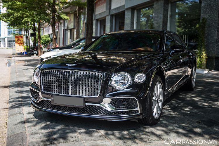 Với sức mạnh này, Bentley cho biết chiếc sedan siêu sang của họ có thể tăng tốc lên 100 km/h trong chỉ 4,1 giây trước khi đạt tốc độ tối đa ở mức 318 km/h. Với mức giá xe Bentley Flying Spur V8 siêu lướt này, nó rẻ hơn cả tỷ đồng so với một chiếc xe mới đang bán trên thị trường hiện nay.