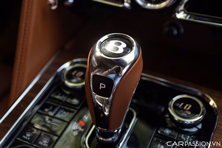 Khối động cơ Bentley sử dụng cho Flying Spur mới là loại V8 có dung tích 4.0 lít, tăng áp kép với khả năng tạo ra công suất cực đại ở mức 542 mã lực và 770 Nm mô-men xoắn có được ngay tại vòng tua máy dưới 2.000 vòng/phút và duy trì lên hơn 4.500 vòng/phút.