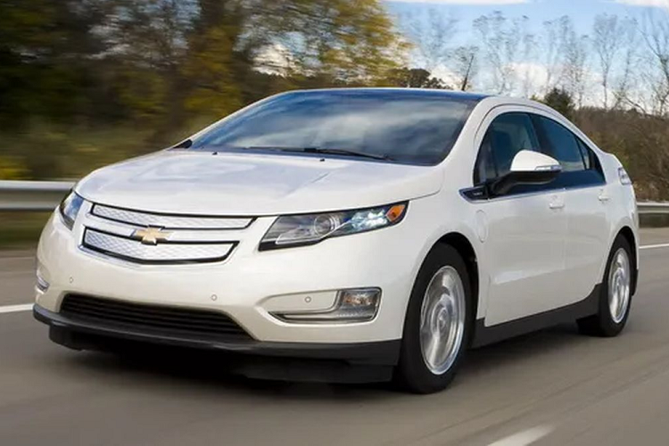 Khi mua linh kiện qua các trang thương mại điện tử, người dùng sẽ phải chịu thêm chi phí vận chuyển và tiền công, nhưng như vậy vẫn rẻ hơn nhiều so với mức gần 30.000 USD cho một bộ pin mới tinh. Một điều gây “sốc” hơn nữa là giá niêm yết của một chiếc Chevy Bolt hoàn toàn mới chỉ 25.600 USD (khoảng 600 triệu đồng).