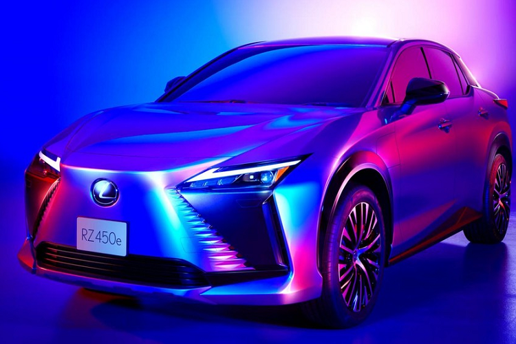 Qua hình ảnh này, có thể thấy Lexus RZ 2022 chạy điện được trang bị vô lăng hình chữ nhật giống Tesla Model S và Model X. Khi ra mắt trên xe Tesla vào năm ngoái, vô lăng này đã gây tranh cãi không ít vì bị cho là không tiện và khó dùng, thậm chí có thể gây nguy cơ mất an toàn. 
