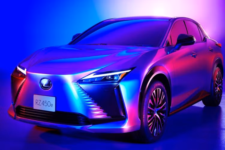 Qua hình ảnh này, có thể thấy Lexus RZ 2022 chạy điện được trang bị vô lăng hình chữ nhật giống Tesla Model S và Model X. Khi ra mắt trên xe Tesla vào năm ngoái, vô lăng này đã gây tranh cãi không ít vì bị cho là không tiện và khó dùng, thậm chí có thể gây nguy cơ mất an toàn. 
