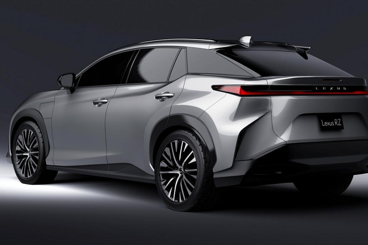 Tiếp đến là cụm đèn pha LED sắc sảo, tích hợp dải đèn LED định vị ban ngày hình chữ "L". Ngay bên dưới đèn pha xuất hiện khe gió nằm dọc ở hai góc đầu xe. Chưa hết, Lexus RZ 2022 còn có ốp cua lốp màu đen khá lớn, bộ vành hợp kim đa chấu phối 2 màu thể thao và đường gân nổi bật kéo dài từ chắn bùn trước đến cột C. Bên cạnh đó là một đường gân nữa, kéo từ cửa trước đến cột C. 