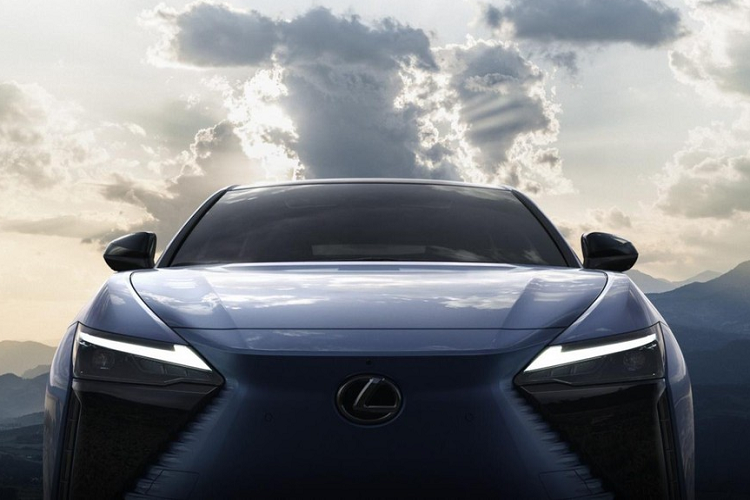 Ngoài ra, Lexus RZ 2022 còn được trang bị bảng đồng hồ kỹ thuật số khá nhỏ gọn phía sau vô lăng. Nằm độc lập trên mặt táp-lô, ngay bên dưới cửa gió điều hòa trung tâm là màn hình thông tin giải trí dạng cảm ứng cỡ lớn, được thiết kế hướng về phía người lái. Thêm vào đó là cụm điều khiển trung tâm nằm khá cao, tạo thành vách ngăn giữa 2 ghế trước. Là crossover hạng sang nên đương nhiên Lexus RZ 2022 cũng có nhiều chất liệu cao cấp bên trong xe. 