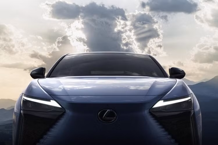 Ngoài ra, Lexus RZ 2022 còn được trang bị bảng đồng hồ kỹ thuật số khá nhỏ gọn phía sau vô lăng. Nằm độc lập trên mặt táp-lô, ngay bên dưới cửa gió điều hòa trung tâm là màn hình thông tin giải trí dạng cảm ứng cỡ lớn, được thiết kế hướng về phía người lái. Thêm vào đó là cụm điều khiển trung tâm nằm khá cao, tạo thành vách ngăn giữa 2 ghế trước. Là crossover hạng sang nên đương nhiên Lexus RZ 2022 cũng có nhiều chất liệu cao cấp bên trong xe. 