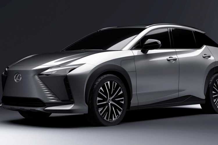 Tương tự nội thất, thiết kế ngoại thất của Lexus RZ 2022 cũng khá ấn tượng. Mẫu xe này được trang bị đầu xe với tạo hình con suốt, gợi liên tưởng đến lưới tản nhiệt đặc trưng của thương hiệu Lexus. Vì là ô tô điện nên Lexus RZ 2022 không được trang bị lưới tản nhiệt mà chỉ có hốc gió trung tâm khá rộng bên dưới. 