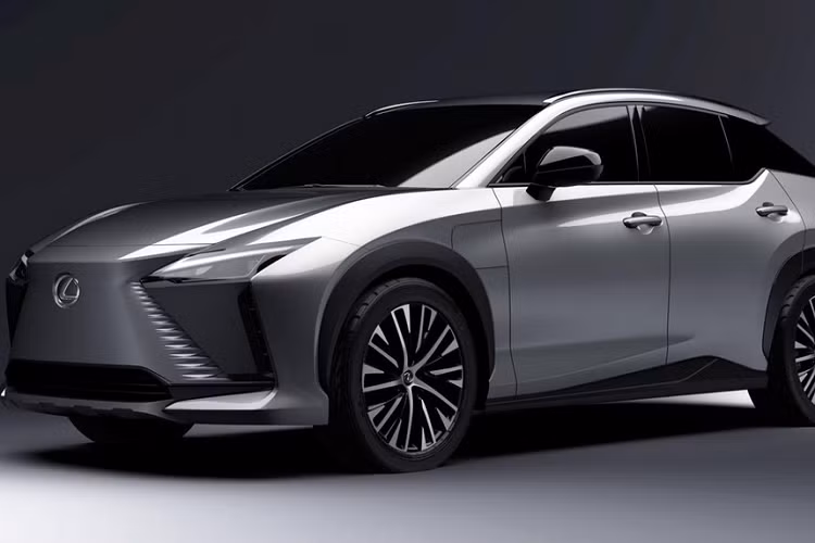 Tương tự nội thất, thiết kế ngoại thất của Lexus RZ 2022 cũng khá ấn tượng. Mẫu xe này được trang bị đầu xe với tạo hình con suốt, gợi liên tưởng đến lưới tản nhiệt đặc trưng của thương hiệu Lexus. Vì là ô tô điện nên Lexus RZ 2022 không được trang bị lưới tản nhiệt mà chỉ có hốc gió trung tâm khá rộng bên dưới. 