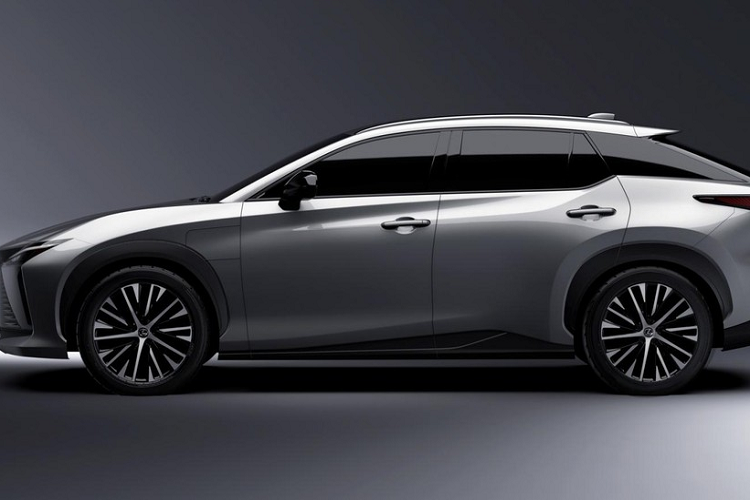 Ở đằng sau, mẫu crossover hạng sang này được trang bị cụm đèn hậu LED thanh mảnh và vắt ngang đuôi xe. Nằm giữa 2 đèn hậu còn có nẹp màu đen, tích hợp tem chữ nổi "Lexus". Những điểm nhấn còn lại trong thiết kế ngoại thất của Lexus RZ 2022 bao gồm 2 cánh gió mui khá nhỏ, tách rời nhau, cánh gió nằm ngay trên đèn hậu và tích hợp đèn phanh trên cao cũng như khe gió đặt dọc ở hai góc đuôi xe. 