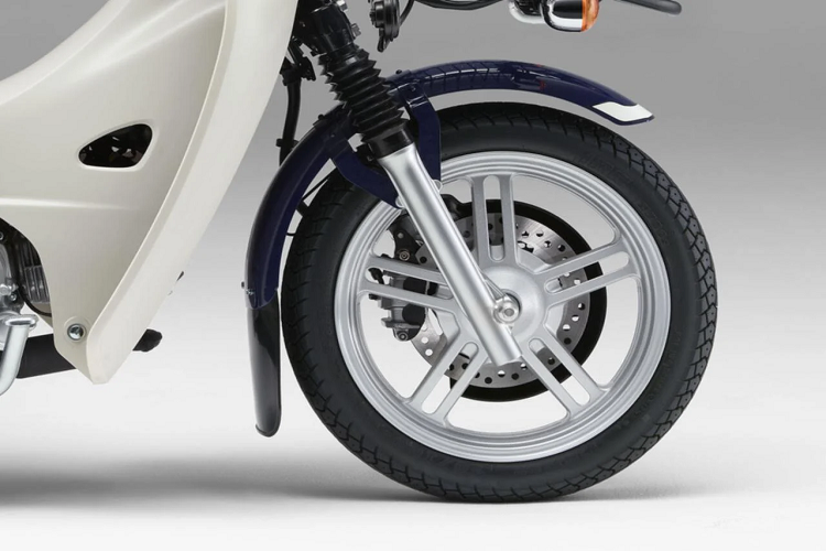 Với giỏ hàng phía trước và giá chở hàng phía sau, Super Cub 110 Pro hướng đến nhóm khách hàng là người dùng mua xe để kinh doanh, chuyên chở hàng trong thành phố chật hẹp.