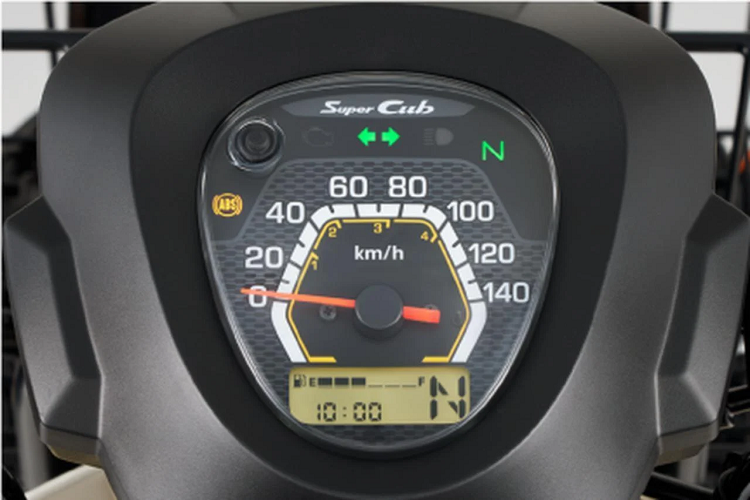 Xe có thêm phanh đĩa ở bánh trước kèm hệ thống chống bó cứng phanh ABS. Super Cub 110 cũng sử dụng vành hợp kim đúc 14 inch kèm lốp không săm. Một cải tiến mới là Super Cub 110 Pro 2022 có màn hình LCD báo số, vận tốc, đồng hồ công tơ mét, mức tiêu thụ nhiên liệu.