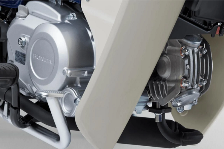 Super Cub 110 Pro 2022 được Honda điều chỉnh một số chi tiết nhằm tăng cường tính tiện dụng như hành trình xy-lanh dài hơn, cung cấp lực kéo tốt hơn ở vòng tua thấp. Cụm ống xả mới đáp ứng các quy định khí thải mới nhất ở Nhật Bản.