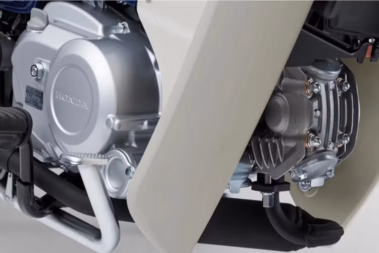 Super Cub 110 Pro 2022 được Honda điều chỉnh một số chi tiết nhằm tăng cường tính tiện dụng như hành trình xy-lanh dài hơn, cung cấp lực kéo tốt hơn ở vòng tua thấp. Cụm ống xả mới đáp ứng các quy định khí thải mới nhất ở Nhật Bản.