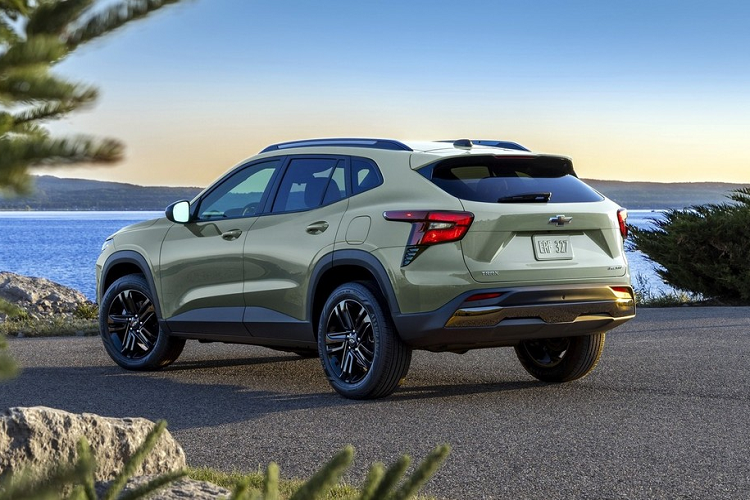 Chưa hết, lưới tản nhiệt của Chevrolet Trax 2024 còn được chia thành 2 tầng bởi nẹp hình chữ "X" nối liền với logo hãng. Bên dưới lưới tản nhiệt là hốc gió trung tâm hình thang. Bên sườn, Chevrolet Trax 2024 sở hữu những đường dập gân sắc sảo. Thêm vào đó là đường chân kính hất lên ở cột C và nóc dốc dần về phía sau. Những điểm nhấn tiếp theo ở ngoại hình của mẫu SUV hạng C này bao gồm nẹp màu đen ôm lấy viền hốc bánh, sườn xe và cản sau, cụm đèn hậu hình chữ C cũng như ống xả được giấu kín.