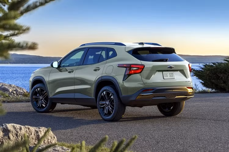 Chưa hết, lưới tản nhiệt của Chevrolet Trax 2024 còn được chia thành 2 tầng bởi nẹp hình chữ "X" nối liền với logo hãng. Bên dưới lưới tản nhiệt là hốc gió trung tâm hình thang. Bên sườn, Chevrolet Trax 2024 sở hữu những đường dập gân sắc sảo. Thêm vào đó là đường chân kính hất lên ở cột C và nóc dốc dần về phía sau. Những điểm nhấn tiếp theo ở ngoại hình của mẫu SUV hạng C này bao gồm nẹp màu đen ôm lấy viền hốc bánh, sườn xe và cản sau, cụm đèn hậu hình chữ C cũng như ống xả được giấu kín.