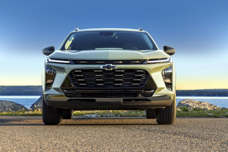 Ở thế hệ mới, Chevrolet Trax gần như lột xác về mặt thiết kế ngoại thất. Mẫu SUV cỡ C này được thiết kế thể thao và cao cấp hơn, lấy cảm hứng từ Chevrolet Blazer. Sự tương đồng giữa Chevrolet Trax 2024 và Blazer nằm ở một số chi tiết như lưới tản nhiệt trước nổi bật hay hệ thống đèn 2 tầng trên đầu xe. Ở Chevrolet Trax 2024, dải đèn LED định vị ban ngày khá mỏng được đặt phía trên trong khi đèn pha có thiết kế tối giản nằm phía dưới.