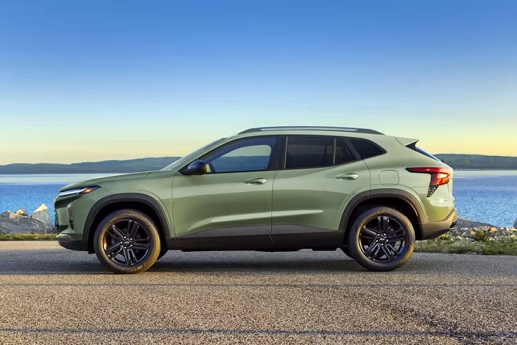 Tùy phiên bản, xe sẽ dùng vành thép 17 inch hoặc vành nhôm 17 inch. Nếu muốn sở hữu xe thể thao hơn, khách hàng Mỹ có thể chọn 2 bản RS. Trong đó, bản 1RS được trang bị lưới tản nhiệt riêng và bộ vành 18 inch. Bản 2RS sở hữu ngoại hình giống với bản RS1 nhưng có thêm vành nhôm 19 inch. Chưa hết, Chevrolet Trax 2024 còn có phiên bản Activ với những điểm nhấn mạ crôm màu titan trên lưới tản nhiệt, cản trước/cản sau và bộ vành 18 inch màu đen.