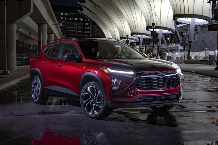 Được định vị như mẫu xe rẻ nhất của thương hiệu Chevrolet, Trax 2024 sẽ lấp chỗ trống của Spark đã bị "khai tử" ở thị trường Mỹ. Mẫu xe này có tổng cộng 5 phiên bản, bao gồm LS, LT, 1RS, 2RS và Activ. Giá xe Chevrolet Trax 2024 dao động từ 21.495 - 24.995 USD (khoảng 518 - 602 triệu đồng).