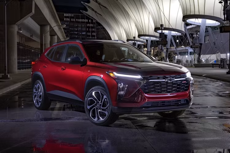 Được định vị như mẫu xe rẻ nhất của thương hiệu Chevrolet, Trax 2024 sẽ lấp chỗ trống của Spark đã bị "khai tử" ở thị trường Mỹ. Mẫu xe này có tổng cộng 5 phiên bản, bao gồm LS, LT, 1RS, 2RS và Activ. Giá xe Chevrolet Trax 2024 dao động từ 21.495 - 24.995 USD (khoảng 518 - 602 triệu đồng).