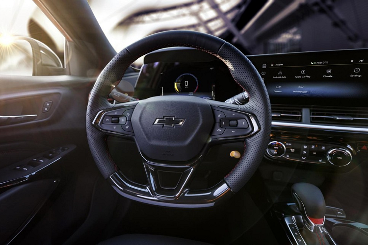 Ngoài ra, người dùng còn tìm thấy những trang bị thường không được trang bị cho xe giá rẻ, ví dụ như cửa màu tối riêng tư hay công nghệ cách âm chủ động tiêu chuẩn.