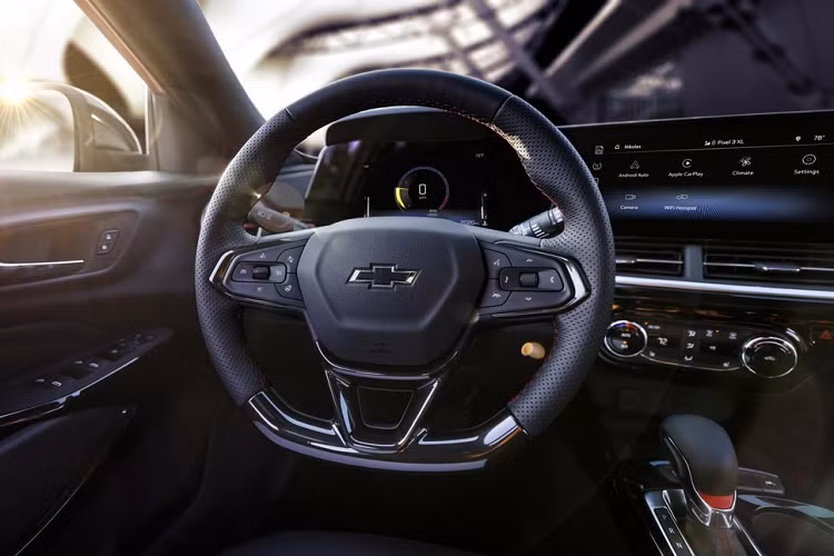 Ngoài ra, người dùng còn tìm thấy những trang bị thường không được trang bị cho xe giá rẻ, ví dụ như cửa màu tối riêng tư hay công nghệ cách âm chủ động tiêu chuẩn.