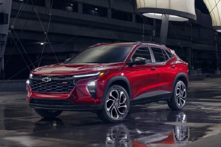 Khách hàng có thể chọn cả những tính năng an toàn như cảnh báo chuyển làn đường, cảnh báo điểm mù bên sườn, cảnh báo phương tiện cắt ngang khi lùi và hỗ trợ lùi chuồng. Nằm bên dưới nắp capô của Chevrolet Trax 2024 ở thị trường Mỹ là động cơ xăng 3 xilanh, tăng áp, dung tích 1.2L, sản sinh công suất tối đa ước tính 137 mã lực và mô-men xoắn cực đại 219 Nm.