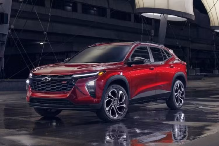 Khách hàng có thể chọn cả những tính năng an toàn như cảnh báo chuyển làn đường, cảnh báo điểm mù bên sườn, cảnh báo phương tiện cắt ngang khi lùi và hỗ trợ lùi chuồng. Nằm bên dưới nắp capô của Chevrolet Trax 2024 ở thị trường Mỹ là động cơ xăng 3 xilanh, tăng áp, dung tích 1.2L, sản sinh công suất tối đa ước tính 137 mã lực và mô-men xoắn cực đại 219 Nm.