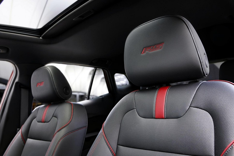 Ngoài ra, 2 bản LS và 1RS của mẫu SUV cỡ C này còn có màn hình đa thông tin 3,5 inch trong bảng đồng hồ cũng như màn hình thông tin giải trí 8 inch, hỗ trợ Android Auto/Apple CarPlay không dây. Trong khi đó, 3 bản còn lại có thêm bảng đồng hồ kỹ thuật số 8 inch, màn hình cảm ứng trung tâm 11 inch, hệ thống điều hòa tự động, khởi động nút bấm và khởi động máy từ xa. Riêng bản 1RS, 2RS và Activ sẽ được trang bị sưởi ghế trước cũng như sưởi vô lăng. Tính năng chỉnh điện ở ghế lái chỉ dành cho bản Activ.