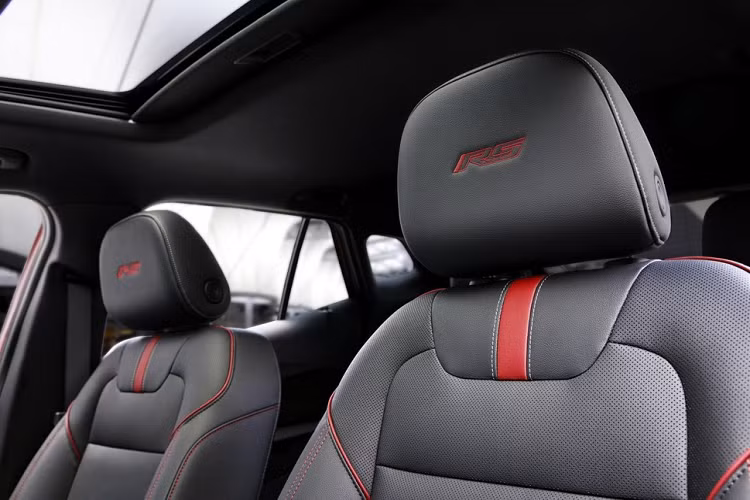 Ngoài ra, 2 bản LS và 1RS của mẫu SUV cỡ C này còn có màn hình đa thông tin 3,5 inch trong bảng đồng hồ cũng như màn hình thông tin giải trí 8 inch, hỗ trợ Android Auto/Apple CarPlay không dây. Trong khi đó, 3 bản còn lại có thêm bảng đồng hồ kỹ thuật số 8 inch, màn hình cảm ứng trung tâm 11 inch, hệ thống điều hòa tự động, khởi động nút bấm và khởi động máy từ xa. Riêng bản 1RS, 2RS và Activ sẽ được trang bị sưởi ghế trước cũng như sưởi vô lăng. Tính năng chỉnh điện ở ghế lái chỉ dành cho bản Activ.