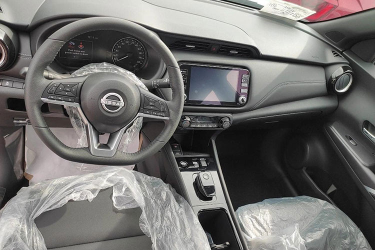 Một trong những điểm thu hút khách Việt của Kicks 2023 là khả năng tiết kiệm nhiên liệu ấn tượng. Cụ thể, ở cả hai phiên bản V và E, xe đều có mức tiêu thụ nhiên liệu là 2,2 lít/100 km trong đô thị, 6,1 lít/100 km ngoài đô thị và 4,6 lít/100 km kết hợp.