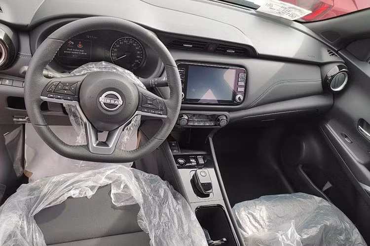 Một trong những điểm thu hút khách Việt của Kicks 2023 là khả năng tiết kiệm nhiên liệu ấn tượng. Cụ thể, ở cả hai phiên bản V và E, xe đều có mức tiêu thụ nhiên liệu là 2,2 lít/100 km trong đô thị, 6,1 lít/100 km ngoài đô thị và 4,6 lít/100 km kết hợp.