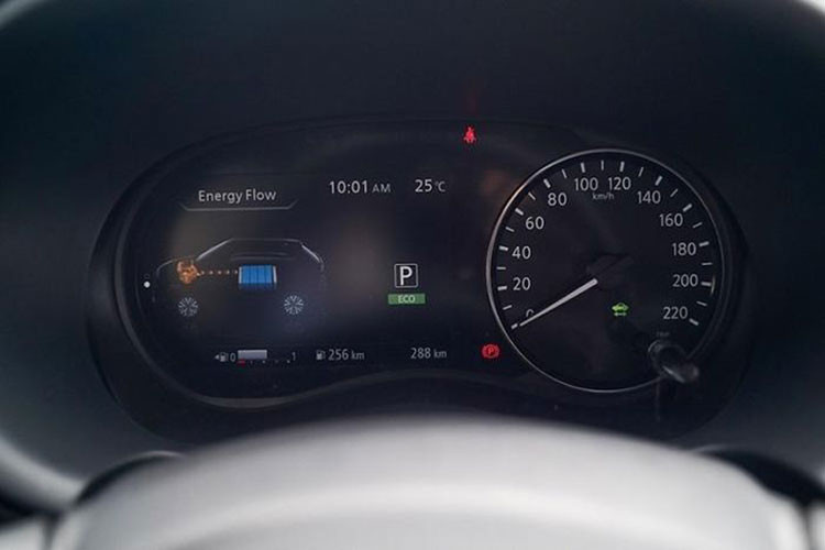 Như vậy, nếu chỉ đi trong đô thị, Nissan Kicks 2023 còn “ăn xăng” ít hơn cả một số mẫu xe tay ga như Honda SH150i hay Vespa Sprint. Sở dĩ Nissan Kicks 2023 có chỉ số tiêu thụ nhiên liệu thấp như vậy là bởi xe được trang bị hệ truyền động e-Power thế hệ mới.