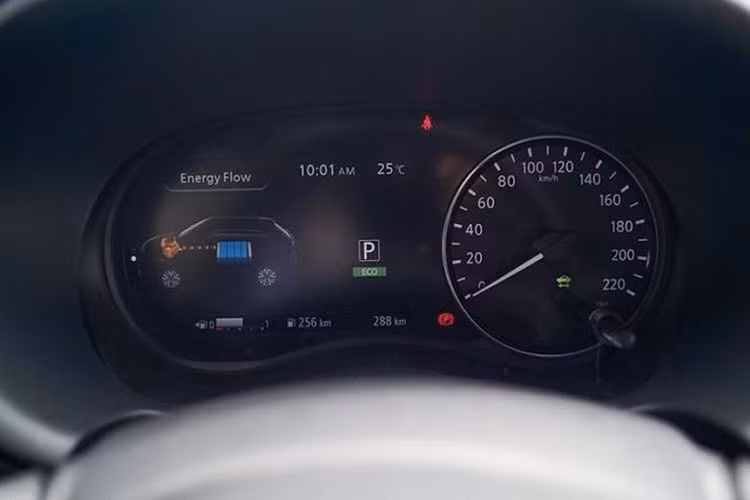 Như vậy, nếu chỉ đi trong đô thị, Nissan Kicks 2023 còn “ăn xăng” ít hơn cả một số mẫu xe tay ga như Honda SH150i hay Vespa Sprint. Sở dĩ Nissan Kicks 2023 có chỉ số tiêu thụ nhiên liệu thấp như vậy là bởi xe được trang bị hệ truyền động e-Power thế hệ mới.