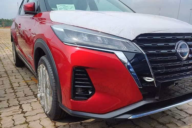 Trong nhiều tháng qua, lịch ra mắt thị trường Việt Nam của mẫu SUV hạng B này liên tục bị lùi lại. Tuy nhiên, những thị trường như Philippines và Indonesia đều đã bán ra mẫu xe này. Kể từ tháng 7 năm nay, Nissan Kicks 2023 cũng thường xuyên bị bắt gặp trên đường phố Việt và cho đến nay lịch ra mắt mẫu xe này mới chính thức được công bố từ chính hãng.