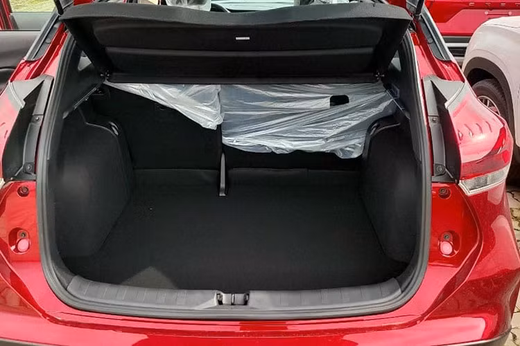 Về bản chất, đây là loại động cơ hybrid, sử dụng kết hợp động cơ xăng 3 xy-lanh 1.2L (công suất 79 mã lực và mô-men xoắn 103Nm) và mô-tơ điện EM57 (công suất 129 mã lực và mô-men xoắn 260Nm).