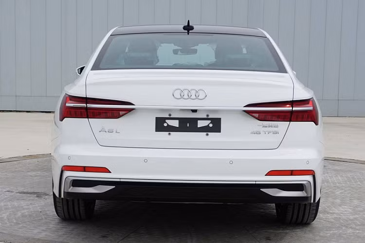 Huy hiệu 45 TFSI cùng bảng thông số kỹ thuật trên website của Bộ Công nghiệp và Công nghệ Thông tin Trung Quốc cho thấy chiếc Audi A6 L này được trang bị động cơ tăng áp 4 xy-lanh 2.0L cho ra công suất 241 mã lực. Sức mạnh được truyền đến cả 4 bánh thông qua hộp số tự động ly hợp kép 7 cấp và hệ dẫn động quattro AWD.