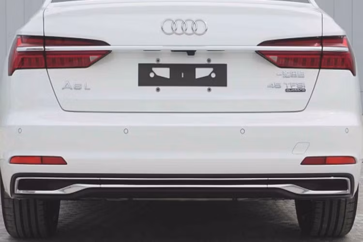 Audi A6 L còn có đồ họa cụm đèn pha LED tái thiết kế, bộ mâm mới 19 inch và một số điểm nhấn chrome trên cản va trước. Ở những khu vực khác, phiên bản này không có gì thay đổi so với thế hệ hiện tại. Theo một số nguồn tin, Audi A6 L 2023 có thể sẽ được bổ sung thêm một số tính năng hỗ trợ người lái tiên tiến dưới dạng tiêu chuẩn, trong khi trang bị tiện nghi bên trong khoang cabin như màn hình cảm ứng 10,1 inch và màn hình công cụ kỹ thuật số 12,3 inch được giữ lại.
