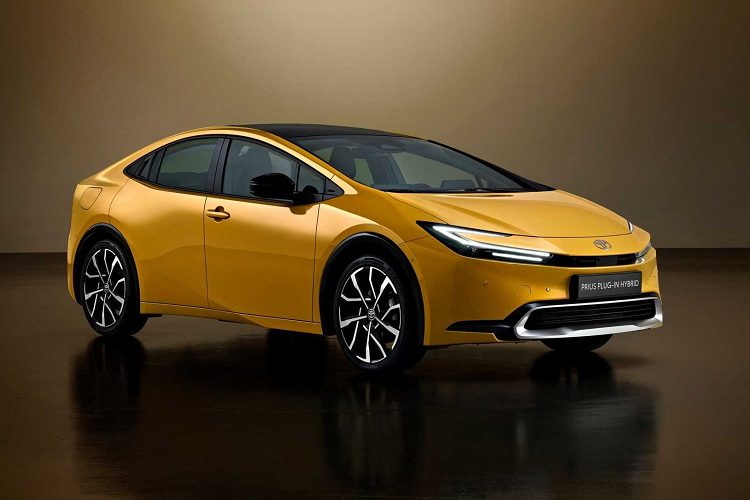 Một loạt các tính năng an toàn được trang bị trên Prius 2023 bao gồm phiên bản mới nhất của Toyota Safety Sense như camera một mắt ở phía trước, camera phía sau cho gương trong kỹ thuật số và máy ghi âm lái xe trong xe. Hệ thống Toyota Teammate cũng được trang bị tiêu chuẩn, bao gồm Advanced Park với chức năng điều khiển từ xa, cho phép điều khiển xe từ xa khi vào và ra khỏi chỗ đỗ.