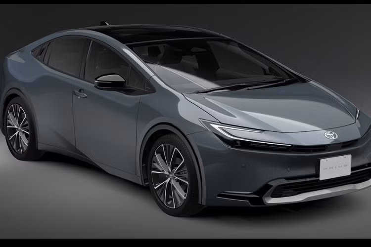 Prius mới cũng được trang bị hệ thống sạc năng lượng mặt trời tạo ra đủ năng lượng cho quãng đường lái xe lên tới 1.250 km mỗi năm. Năng lượng điện được tạo ra trong khi xe đang đỗ được sử dụng để sạc ắc quy truyền động. Hệ thống này cũng cung cấp điện cho điều hòa không khí và các chức năng khác... Mức giá xe Toyota Prius 2023 vẫn là ẩn số.