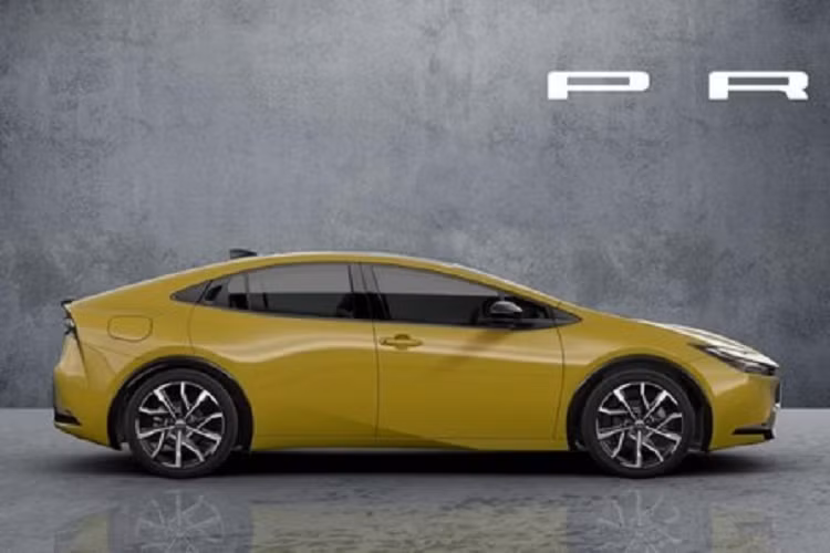 Prius thế hệ thứ 5 được phát triển trên nền tảng TNGA thế hệ thứ hai của Toyota. Nền tảng này có thanh chống MacPherson ở phía trước, thiết lập xương đòn kép ở phía sau nên cứng hơn nền tảng được sử dụng trong mẫu xe cũ. Toyota cũng cho biết nền tảng TNGA thế hệ thứ hai giúp cải thiện khả năng phản hồi khi vào cua và ổn định tốt hơn khi lái xe trên đường thẳng.