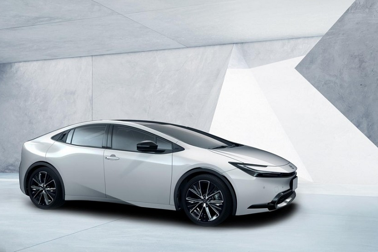 Với Prius mới, Toyota bắt đầu đại tu các mẫu xe hybrid nổi tiếng nhất của mình để biến nó trở nên năng động hơn, rộng rãi hơn và bắt mắt hơn nhiều so với những mẫu xe tiền nhiệm. Nó muốn nó gợi lên sự nhiệt tình cho những người sở hữu xe. Những cải tiến đáng kể cũng đã được thực hiện đối với hệ truyền động plug-in hybrid trên Toyota Prius thế hệ thứ 5.