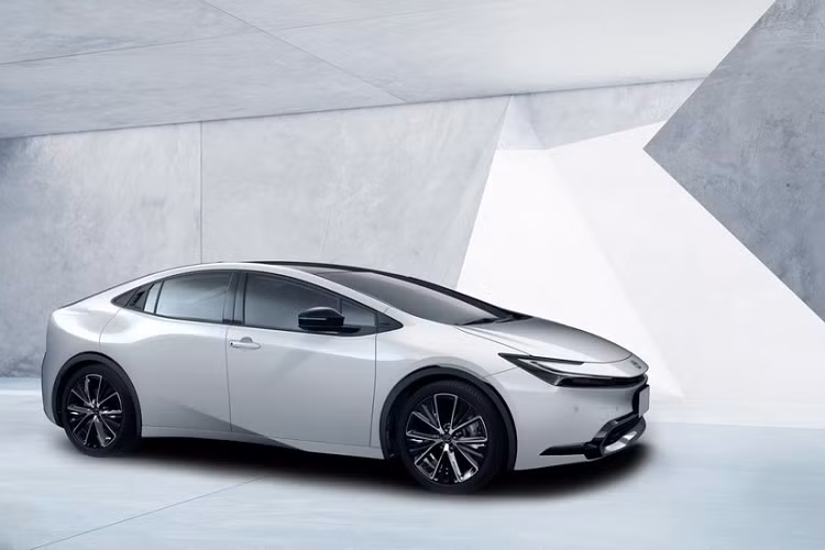 Với Prius mới, Toyota bắt đầu đại tu các mẫu xe hybrid nổi tiếng nhất của mình để biến nó trở nên năng động hơn, rộng rãi hơn và bắt mắt hơn nhiều so với những mẫu xe tiền nhiệm. Nó muốn nó gợi lên sự nhiệt tình cho những người sở hữu xe. Những cải tiến đáng kể cũng đã được thực hiện đối với hệ truyền động plug-in hybrid trên Toyota Prius thế hệ thứ 5.