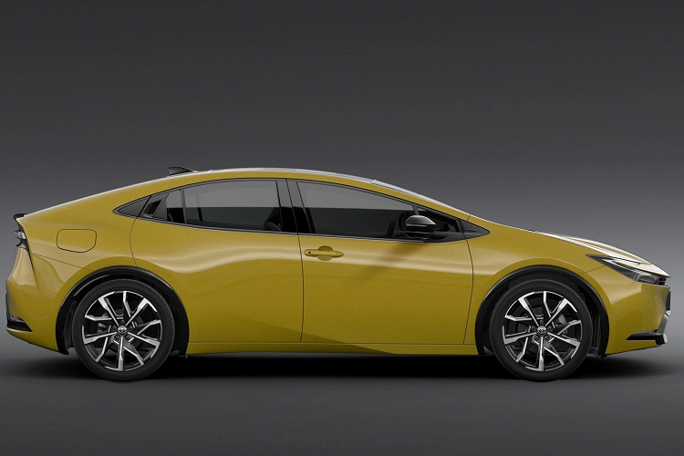 Toyota cũng đã trang bị cho Prius 2023 2 ổ cắm điện phụ 100 VAC/1.500 W. Sức mạnh có thể được rút ra ở một trong 2 chế độ. Đầu tiên, chế độ cấp nguồn bên ngoài BEV, chỉ sử dụng nguồn điện từ pin trong khi chế độ cấp nguồn bên ngoài HEV sẽ sạc lại pin từ động cơ nếu lượng điện còn lại quá thấp.