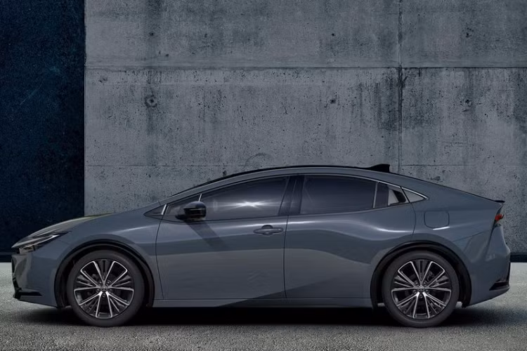 Nhưng trước đó, chúng ta sẽ tìm hiểu những thay đổi của Prius bắt đầu từ ngoại thất, nơi chiếc xe được xây dựng dựa trên hình bóng đơn sắc của những người tiền nhiệm nhưng có chiều dài cơ sở dài hơn, trọng tâm thấp hơn và bánh xe 19 inch lớn hơn theo tiêu chuẩn.