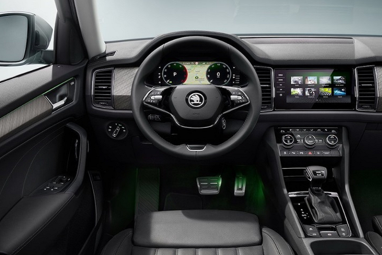 Mẫu xe SUV Skoda Kodiaq khá được ưa chuộng tại thị trường Châu Âu kể từ khi ra mắt vào năm 2016, với doanh số luôn nằm ở mức cao. Trước đó, vào năm 2021, mẫu xe này đã từng ra mắt phiên bản nâng cấp tại thị trường Anh Quốc. Nếu về Việt Nam, đây sẽ là sản phẩm mới nhất của dòng xe này cạnh tranh với Hyundai SantaFe, KIA Sorento, Mazda CX-8, Peugeot 5008 cùng phân khúc.