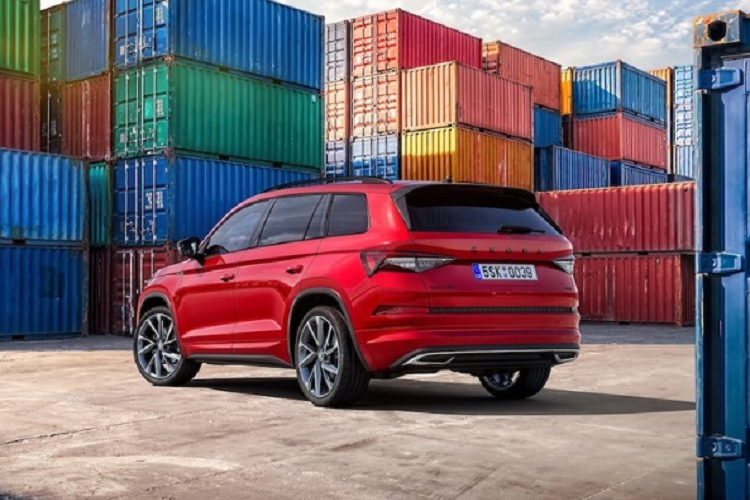 Skoda Kodiaq hiện được phân phối với 4 phiên bản: RS, Laurin&amp;Klement, Sportline và Tour. Mức giá xe Skoda Kodiaq 2022 dao động từ 720 triệu đồng – 1,1 tỷ đồng. Skoda là thương hiệu xe phổ thông của Séc, là cái tên vẫn còn khá xa lạ với người dân Việt bởi đây là thương hiệu xe chỉ phổ biến ở Trung, Đông Âu.