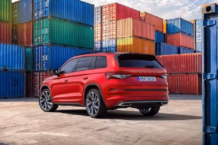 Skoda Kodiaq hiện được phân phối với 4 phiên bản: RS, Laurin&amp;Klement, Sportline và Tour. Mức giá xe Skoda Kodiaq 2022 dao động từ 720 triệu đồng – 1,1 tỷ đồng. Skoda là thương hiệu xe phổ thông của Séc, là cái tên vẫn còn khá xa lạ với người dân Việt bởi đây là thương hiệu xe chỉ phổ biến ở Trung, Đông Âu.