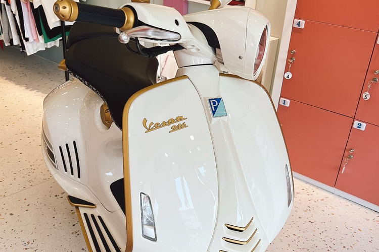 Mới đây nhất, một người chuyên mua bán siêu xe ở Sài thành còn chia sẻ việc rất may mắn được đại lý chính hãng bán cho chiếc xe Vespa 946 Christian Dior với giá chưa qua đầu tư so với thị trường và nhanh chóng có người trả 1,5 tỷ đồng khiến anh không khỏi choáng và cho rằng, tiền lời từ xe Vespa 946 Christian Dior còn cao hơn các siêu xe mình từng bán nhưng anh chỉ mua Vespa 946 Christian Dior về sưu tầ.