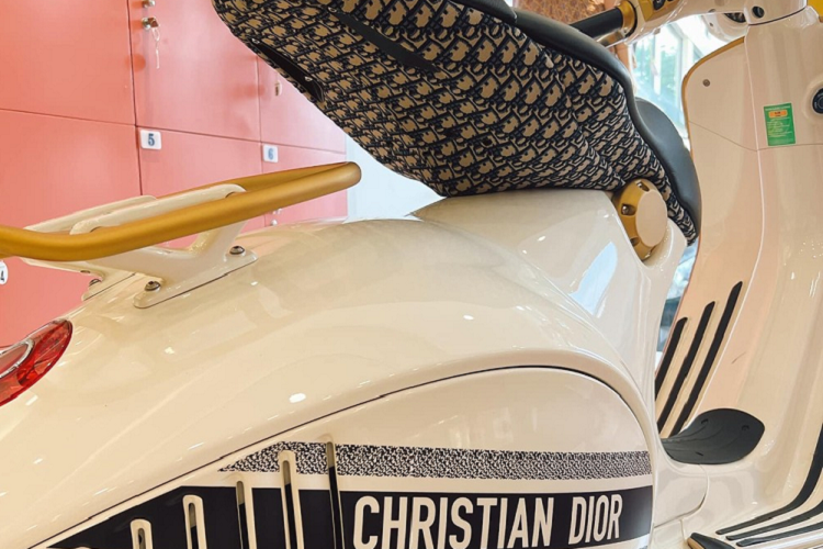 Trước khi tậu chiếc xe tay ga đắt đỏ Vespa 946 Christian Dior, cô gái sinh năm 1992 đã gây choáng không ít người khi cùng chồng mua chiếc siêu xe mui trần McLaren 720S Spider từng thuộc sở hữu của Đoàn Di Băng hay chiếc xe SUV hạng sang Mercedes-AMG G63 có nội thất bọc màu cam Hermes