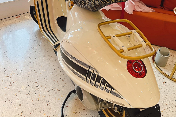 Dù có giá rẻ hơn khoảng 12 lần so với chiếc xe McLaren 720S Spider mà mình đang sở hữu, nhưng Vespa 946 Christian Dior của cô gái 9X này đang trở thành mẫu xe tay ga có giá siêu đắt tại Việt Nam. Được biết, những chiếc xe Vespa 946 Christian Dior chỉ sản xuất giới hạn 946 xe, tương ứng tên xe nhưng chỉ có 33 chiếc dành cho thị trường Việt Nam và tất cả đều đã có chủ nhân.